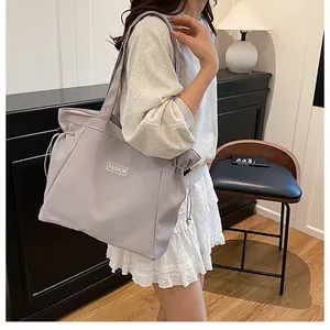 Détail du grand sac cabas en nylon violet clair avec cordons de serrage latéraux