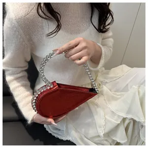 Detailansicht der roten Strass-Herzhandtasche mit luxuriösem Funkelkristallgriff