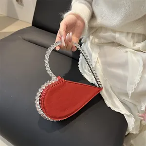 Elegante rote herzförmige Abendtasche aus Satin mit funkelndem Strass-Metallgriff
