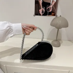Elegante schwarze herzförmige Handtasche mit glitzerndem Strassgriff für Galadinner und Party