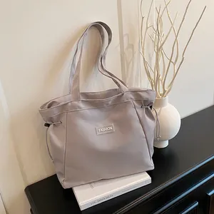 Grand sac cabas en toile lavande avec cordon de serrage et écusson de mode