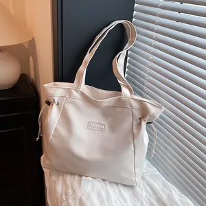 Sac fourre-tout minimaliste en toile blanc cassé avec cordon de serrage et étiquette Fashion
