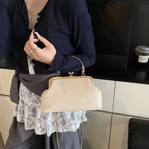 Sac bandoulière beige tissé chic avec fermoir doré et poignée anneau pour femmes