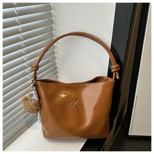 Bruine PU lederen shopper met zilveren strik en schattige beer hanger detail