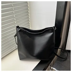 Détail du sac fourre-tout en cuir PU noir mat avec boucle en métal argenté et bandoulière