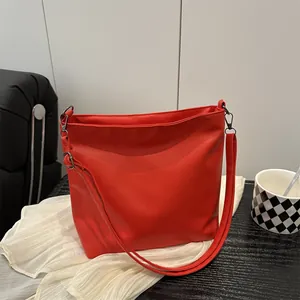 Sac Seau en Cuir PU de Grande Capacité pour Femmes Sac à Bandoulière Minimaliste Urban Rétro Couleur Unie pour Quotidien