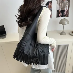 Vintage black fringed shoulder bag in pebbled leather with large capacity and tassel detail