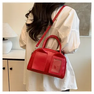 Detail der roten Boston-Handtasche mit doppelten Fronttaschen und transparentem Kartenfach