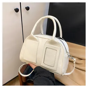 Detail der cremefarbenen Boston-Tasche mit ID-Fenster-Tasche und silbernem Reißverschluss