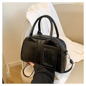 Detail der schwarzen Boston-Tasche mit klarem Kartenfach und verstellbarem Schultergurt