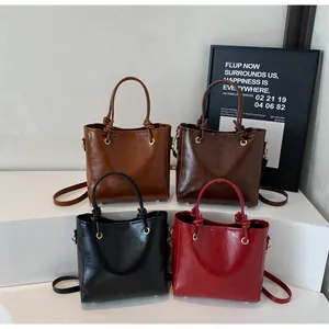 Détail montrant des sacs à main en cuir verni de haute qualité en quatre couleurs