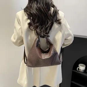 Sac à main tissé marron avec bandoulières polyvalentes et style minimaliste chic