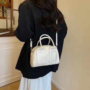 Minimalistische cremeweiße Boston Bag für Damen mit Henkeln und verstellbarem Schultergurt