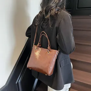 Sac fourre-tout vintage en cuir marron avec poignées nouées de style urbain minimaliste