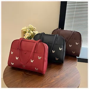 Sacs cabas chic en bordeaux, noir et marron avec des ornements de papillons dorés