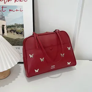 Sac fourre-tout rouge en similicuir avec papillons argentés et deux poignées