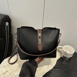 Grande borsa a secchiello nera in pelle con cinturini marroni e chiusura a girello