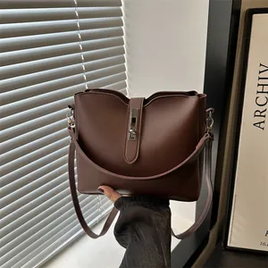 Grande borsa a secchiello marrone in pelle con dettagli argento e tracolla larga