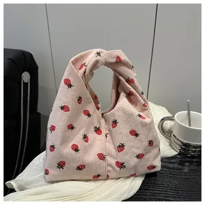 Détail du sac à fraises en velours côtelé rose clair avec poignée à nœud torsadé
