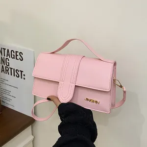 Elegante borsa a tracolla quadrata rosa da donna con logo dorato e manico alla moda