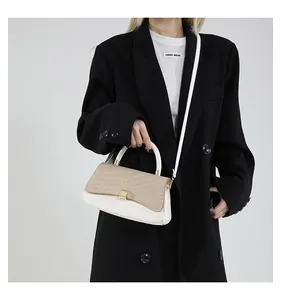 Klassische weiße Lederhandtasche mit Goldverschluss und beigefarbener Klappe