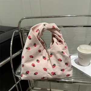 Sac cabas en velours côtelé rose avec imprimé fraise et poignée torsadée tendance
