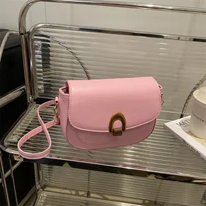 Sacoche selle minimaliste en cuir mat rose avec boucle en métal doré en forme de U