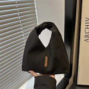 Grand sac fourre-tout à nœud en velours côtelé noir au design minimaliste et étiquette