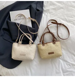Détail de sacs cabas tissés avec poignées nouées et bandoulières en crème et marron clair