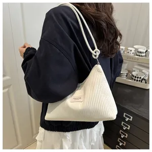 Détail du sac seau blanc en tissu plissé avec logo JINGPIN et bandoulière corde