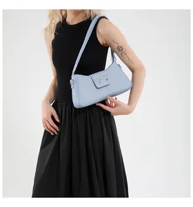 Primer plano de bolso azul claro con hebilla decorativa de lazo plateado fino