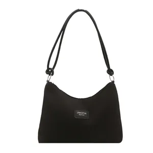 Grand sac seau noir plissé avec bandoulière et détail du logo Jingpin fashion chic