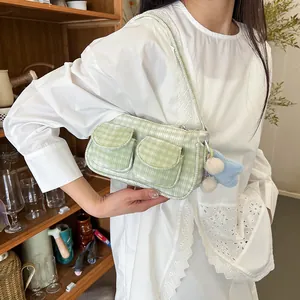 Sac bandoulière à carreaux vert clair avec pendentif étoile et poches cargo pour femme