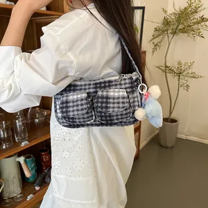 Sac à bandoulière chic à carreaux noir et blanc avec poches et breloque ours