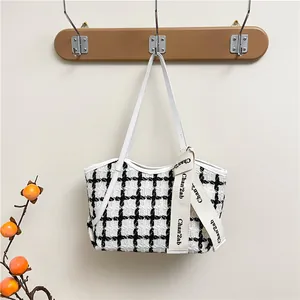 Minimalistische zwart-witte tweed shopper met lint en smalle witte lederen schouderbanden