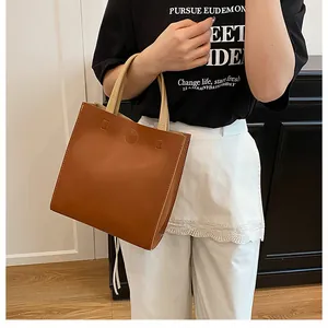 Sac fourre-tout en cuir marron avec anses crème contrastées et coutures raffinées