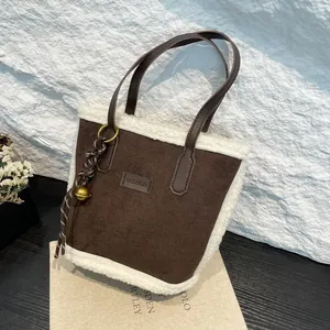 Braune Cord-Eimertasche mit weißem Kunstfellbesatz und Ledergriff für Herbst und Winter