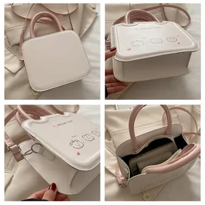 Vues détaillées du sac blanc avec poignées roses, imprimé ours et capacité intérieure