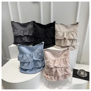 Dettaglio delle borse tote con volant nei colori grigio nero beige blu e rosa