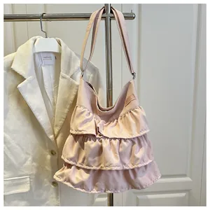 Dettaglio della borsa shopper rosa a balze con un design unico a tre strati di gonna