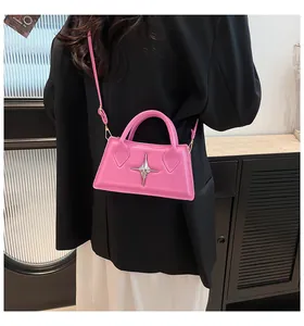Rosa mattierte Mini-Quadrat-Tasche mit Silberstern und Umhängeriemen am Modell