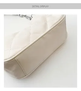Détail du sac bandoulière matelassé crème avec finition mate et chaîne argentée