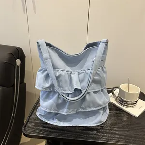 Borsa tote in tela azzurra con volant a tre strati e doppi manici a spalla piatti