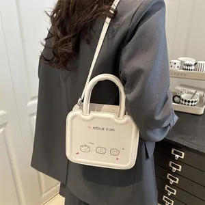 Sac à bandoulière blanc en cuir vintage avec motifs d'ours et détails de nœuds rouges