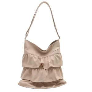 Elegante borsa tote beige con volant a balze pieghettate e tracolla regolabile