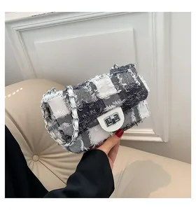 Détails du sac à bandoulière en tweed à carreaux noir et blanc avec franges et chaîne argentée