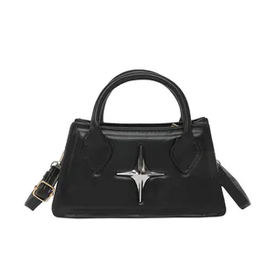 Minimalistische schwarze Kunstleder-Tasche mit silberner Sternschnalle und Schultergurt