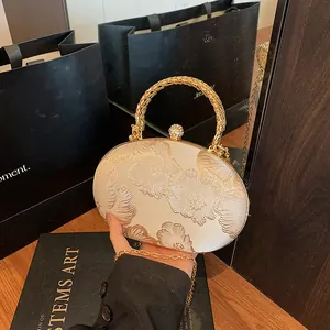 Elegante borsa a sfera avorio con ricamo floreale e manico in metallo dorato
