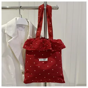 Détail du cabas rouge à fleurs avec volants et écusson blanc Agogo Original
