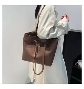 Détails du cabas vintage marron foncé avec poche à bouton et coutures de précision